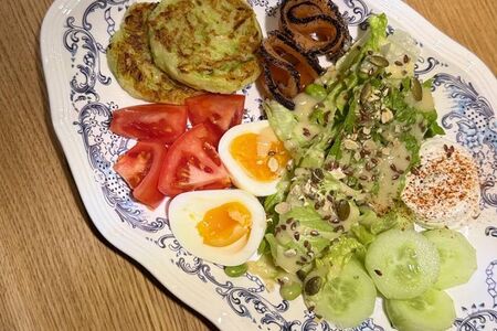 Зеленый завтрак со слабосоленым лососем