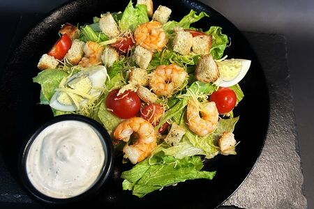 Салат Цезарь с креветками 
