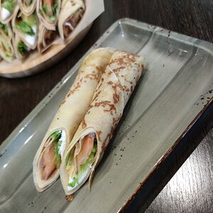 Блинные рулетики с семгой