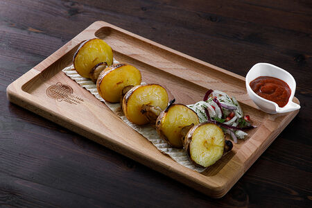 Картофель на мангале с салом