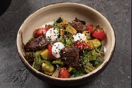 Печень цыплёнка и молодой сыр со свежей зеленью