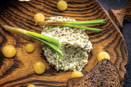 Рубленая сельдь на чёрном хлебе с муссом из печённых яблок