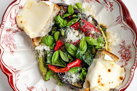 Теплый салат с печеными овощами и камамбером