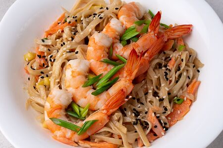 Удон с креветкой и лососем 