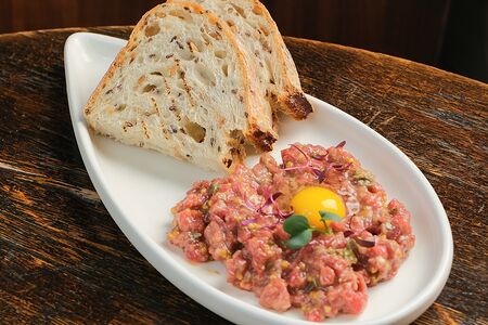 Тартар из говядины с перепелиным желтком