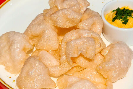 Креветочные чипсы с соусом Спайс