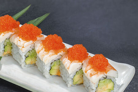 Ролл с тигровой креветкой и авокадо