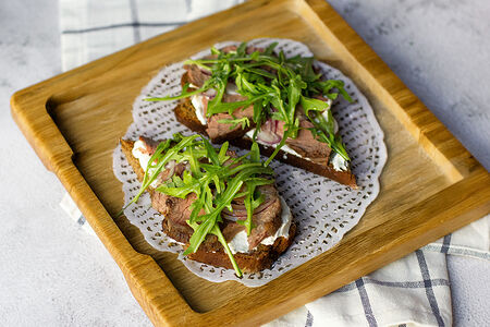 Брускетта с ростбифом