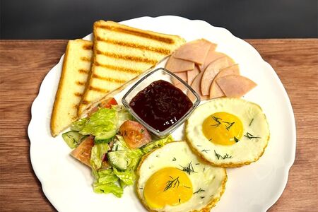 Яичница с ветчиной и салатом