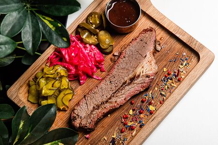 Говяжий брискет с вишневым демигласом