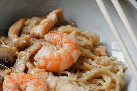 Фунчоза с креветками и курицей