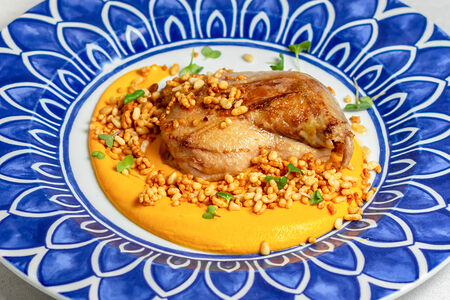 Хрустящая утка с пюре из батата и воздушным рисом