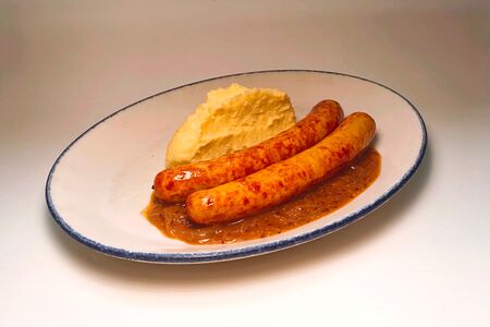 Карривурст, картофельное пюре, луковый жу