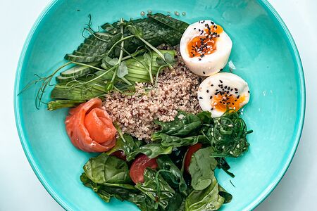 Боул с лососем, киноа, яйцом, томатами черри, авокадо, огурцом и чукой