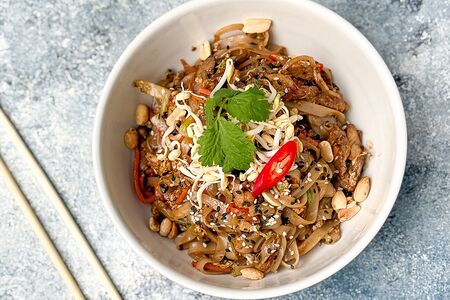 Рисовая лапша с курицей и овощами