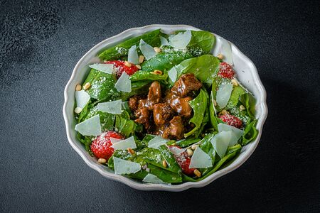 Листья шпината с куриной печенью