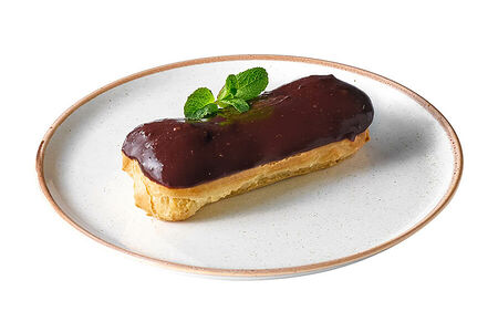 Эклер сливочный с шоколадом