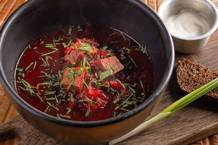Борщ из говядины со сметаной и гренками