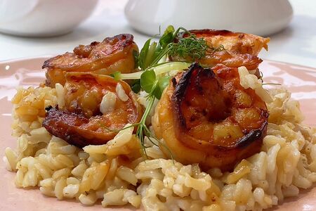 Креветки с бурым рисом 