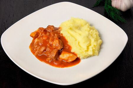 Куриный гуляш с пюре