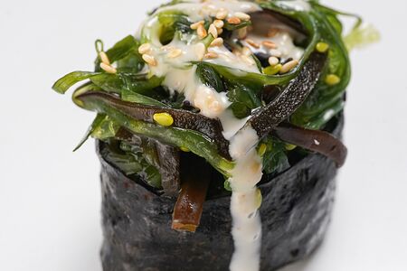 Гункан с чукой и ореховым соусом 