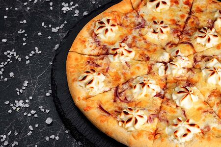 Пицца с беконом и сыром филадельфия