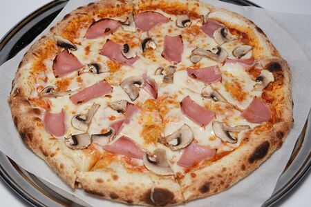 Пицца Грибы и ветчина 