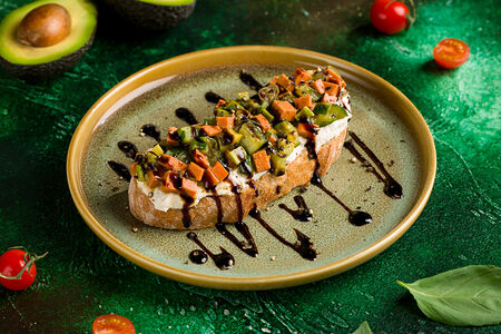 Тост с тартаром из веганского лосося