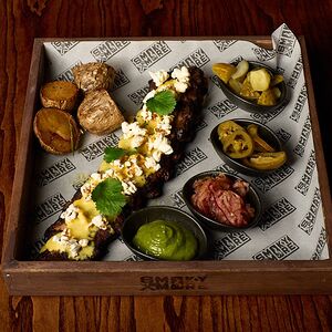 Пивные ребра с сырным кремом и попкорном