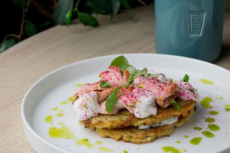 Драники с курицей в соусе дзадзики