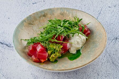 Салат со страчетеллой и тунцом