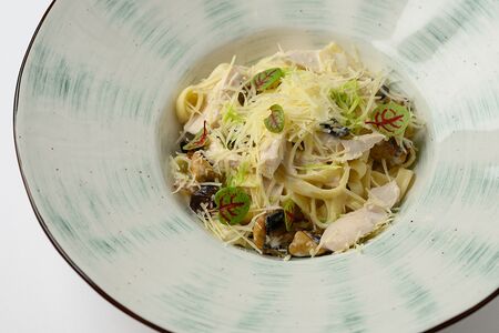 Паста с курицей и грибами