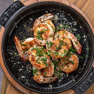 Креветки с чесноком и зеленью