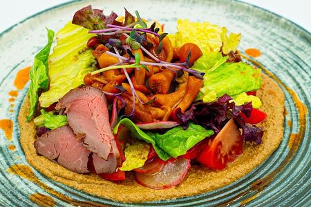 Салат с ростбифом и опятами