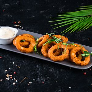 Луковые кольца с чесночным соусом