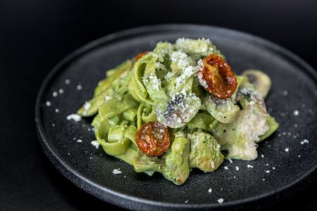 Паста фетучини с курицей и грибами с соусом песто