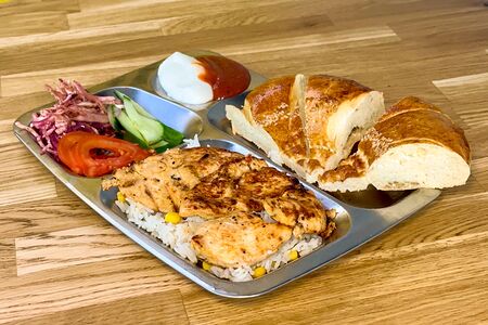 Шаурма на тарелке с рисом