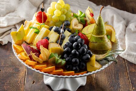 Корзина из сезонных фруктов