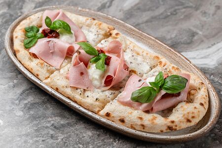 Лепешка с мортаделлой и страчателлой