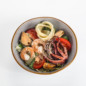 Теплый салат с морепродуктами