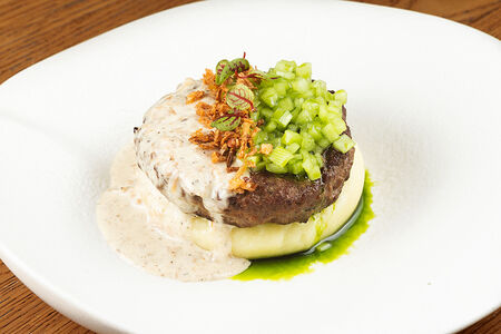 Котлета из мраморной говядины с картофельным пюре и соусом из вешенок