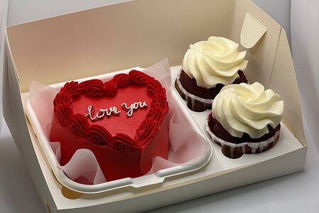 Набор бенто-торт сердце и два капкейка