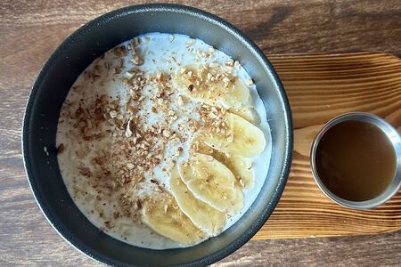 Рисовая каша с бананом, пеканом и карамелью 