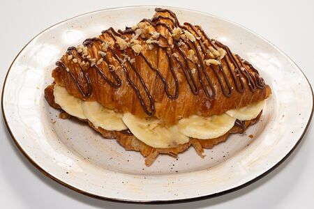 Круассан свежеиспечённый с шоколадом Нутелла и бананом 