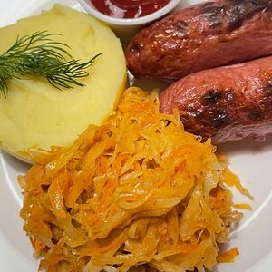 Сардельки говяжьи на мангале с тушеной капустой и картофельным пюре