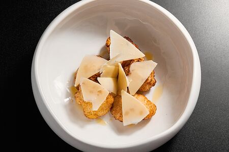 Цветная капуста с трюфельным маслом и пармезаном