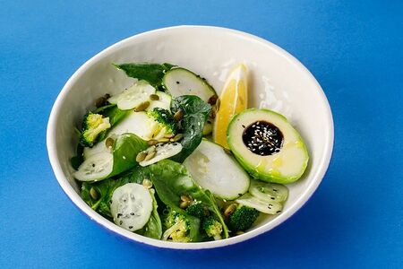 Зеленый салат с авокадо