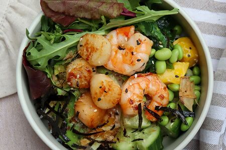 Поке-боул с креветкой и гребешком