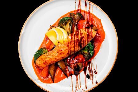 Стейк из с сёмги на овощной подушке