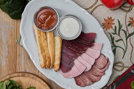 Бастурма, вяленая свинина и ростбиф